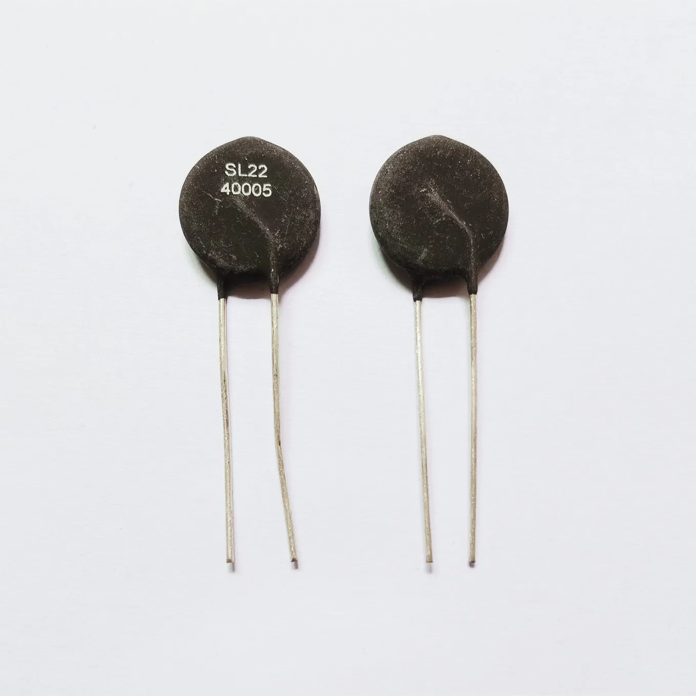 Original new 100% SL22 40005 thermistor 40R 5A (Inductor)
Original new 100% SL22 40005 thermistor 40R 5A (Inductor)