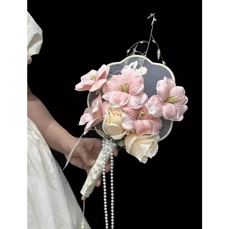 New Chinese bouquet bride fan engagement certificate Xiuhe morning robe fan cheongsam suitable for bedrooms and living rooms
New Chinese bouquet bride fan engagement certificate Xiuhe morning robe fan cheongsam suitable for bedrooms and living rooms