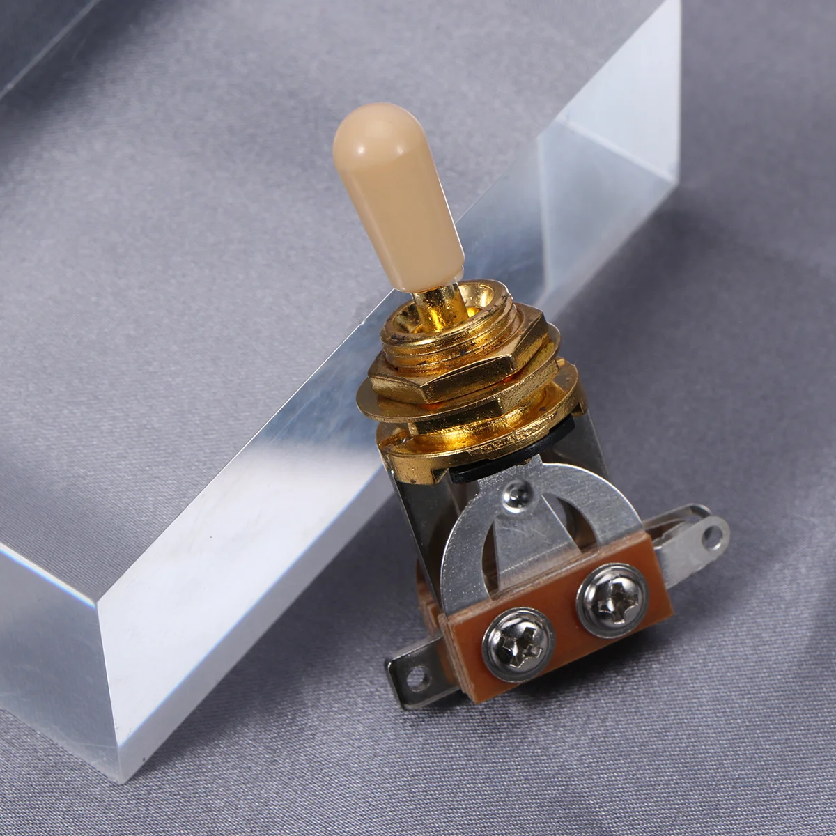 3-Way Toggle Switch For Electric Guitar Pickup Selector Golden Head Yellow No Noise Replaceable Tip Knurled Nut Included
3-Way Toggle Switch For Electric Guitar Pickup Selector Golden Head Yellow No Noise Replaceable Tip Knurled Nut Included