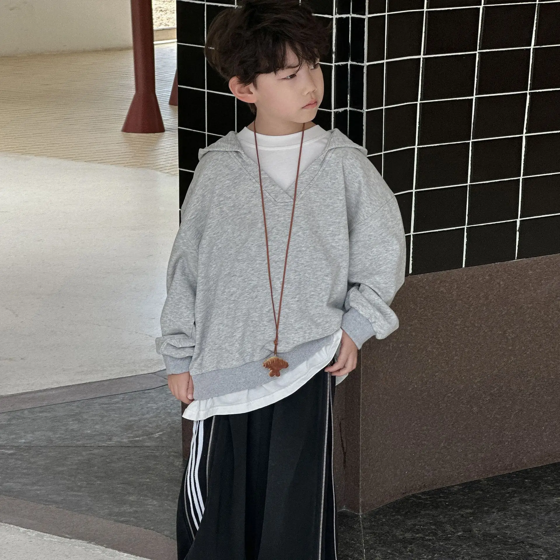 Boys Fake Two-piece Hooded Sweater Children's Spring New Korean Version Loose Casual Top 2025 Autumn Boys' Children's Clothing
Boys Fake Two-piece Hooded Sweater Children's Spring New Korean Version Loose Casual Top 2025 Autumn Boys' Children's Clothing