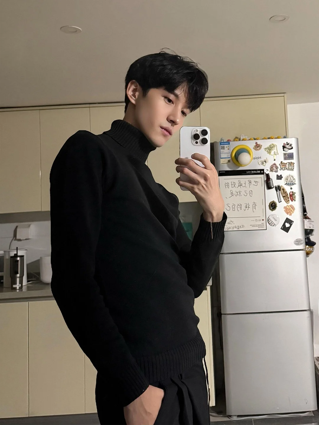 Мужской трикотаж с высоким воротником, облегающий, для осени и зимы, базовая одежда, мягкий материал, длинный рукав, чистый стиль, комфортный.
Мужской трикотаж с высоким воротником, облегающий, для осени и зимы, базовая одежда, мягкий материал, длинный рукав, чистый стиль, комфортный.