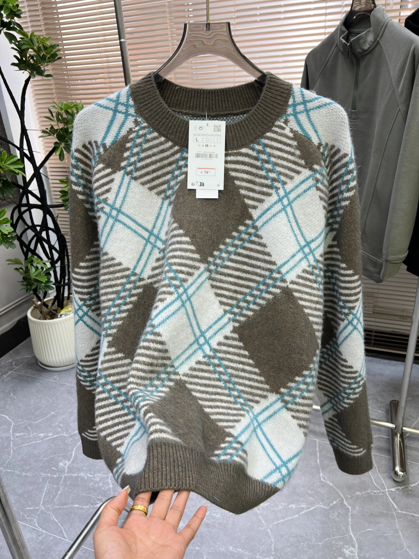 Вязаный свитер с ромбовидным узором для пар, мягкий, удобный, модный, зимний, с длинными рукавами, круглым вырезом, теплый.
Вязаный свитер с ромбовидным узором для пар, мягкий, удобный, модный, зимний, с длинными рукавами, круглым вырезом, теплый.