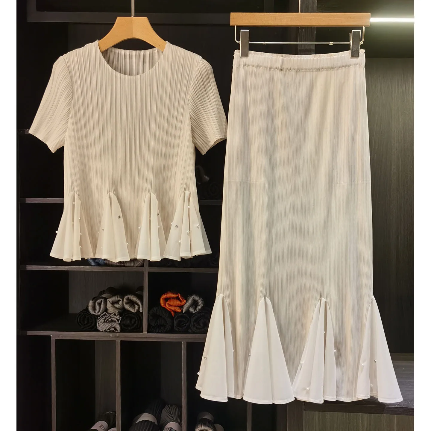 Miyake Pleated Skirt Set 2026 Summer New Beaded Pleats Set Short Sleeve Versatile Top Elegant Pure Color Half Skirt 2-Piece Set
Miyake Pleated Skirt Set 2026 Summer New Beaded Pleats Set Short Sleeve Versatile Top Elegant Pure Color Half Skirt 2-Piece Set