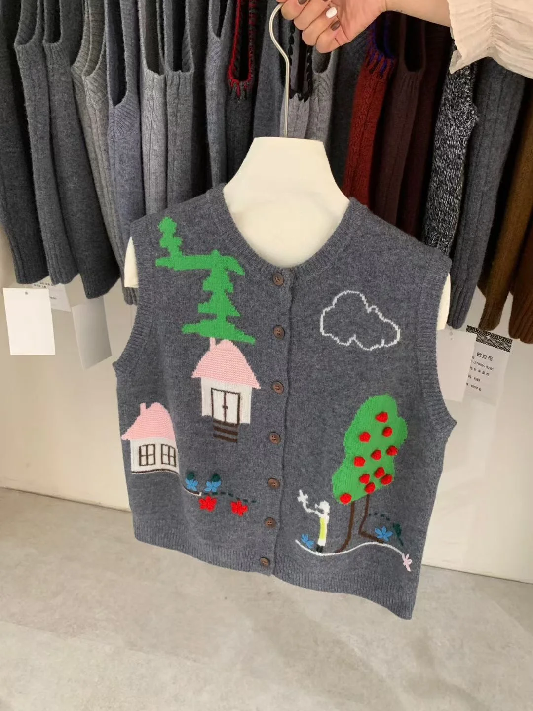 Новый женский вязаный жилет-кардиган из шерсти с вышивкой, осенняя коллекция 2025, универсальный, омолаживающий
Новый женский вязаный жилет-кардиган из шерсти с вышивкой, осенняя коллекция 2025, универсальный, омолаживающий