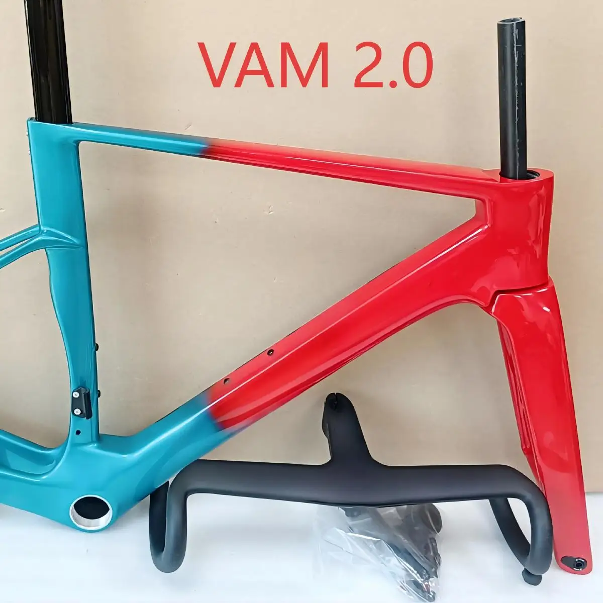 Новейшая карбоновая рама шоссейного велосипеда Ostro VAM 2.0, рама гоночного велосипеда с рулем и аксессуарами, доставка XDB, доступная доставка
Новейшая карбоновая рама шоссейного велосипеда Ostro VAM 2.0, рама гоночного велосипеда с рулем и аксессуарами, доставка XDB, доступная доставка