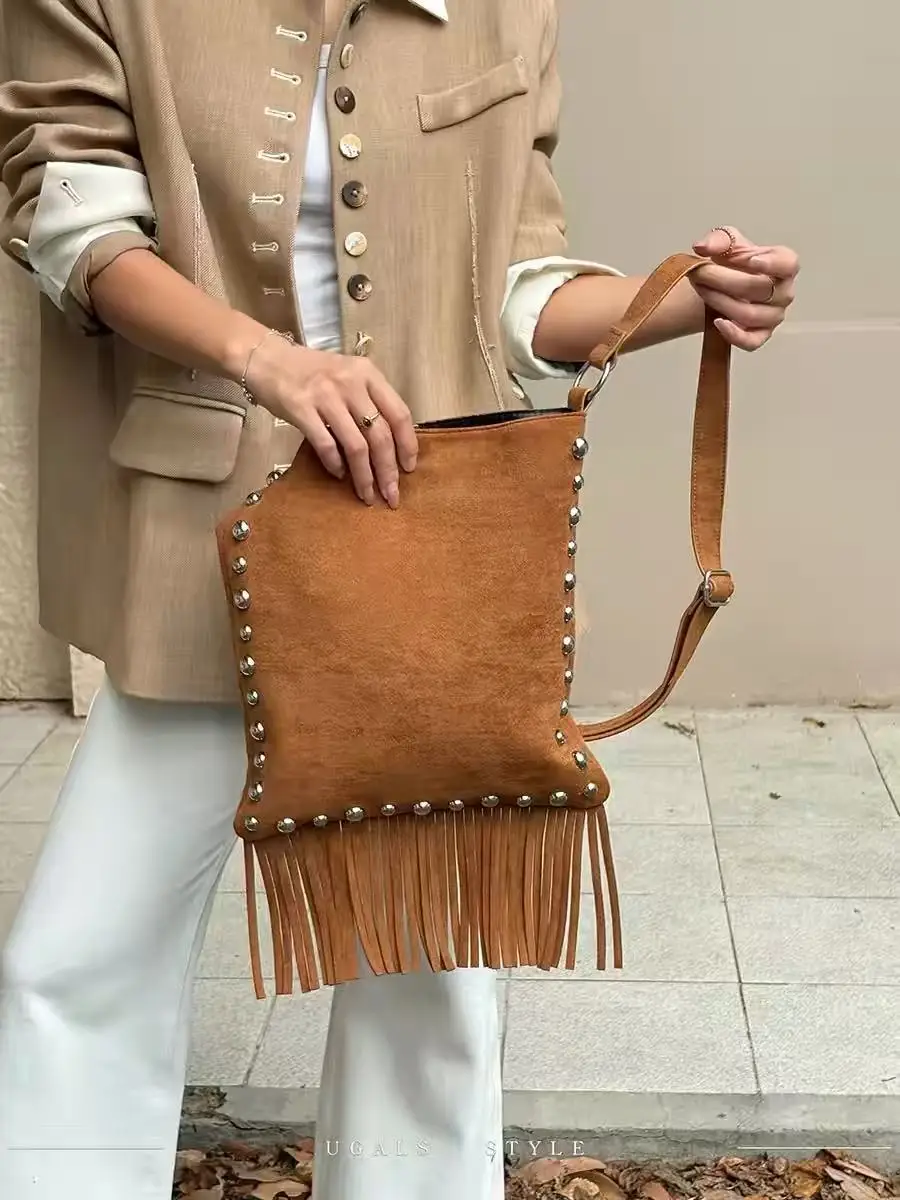 Модная сумка-ведро с кисточками и заклепками, высококачественная текстурированная бархатная женская сумка, вместительная повседневная сумка-тоут, сумка через плечо
Модная сумка-ведро с кисточками и заклепками, высококачественная текстурированная бархатная женская сумка, вместительная повседневная сумка-тоут, сумка через плечо