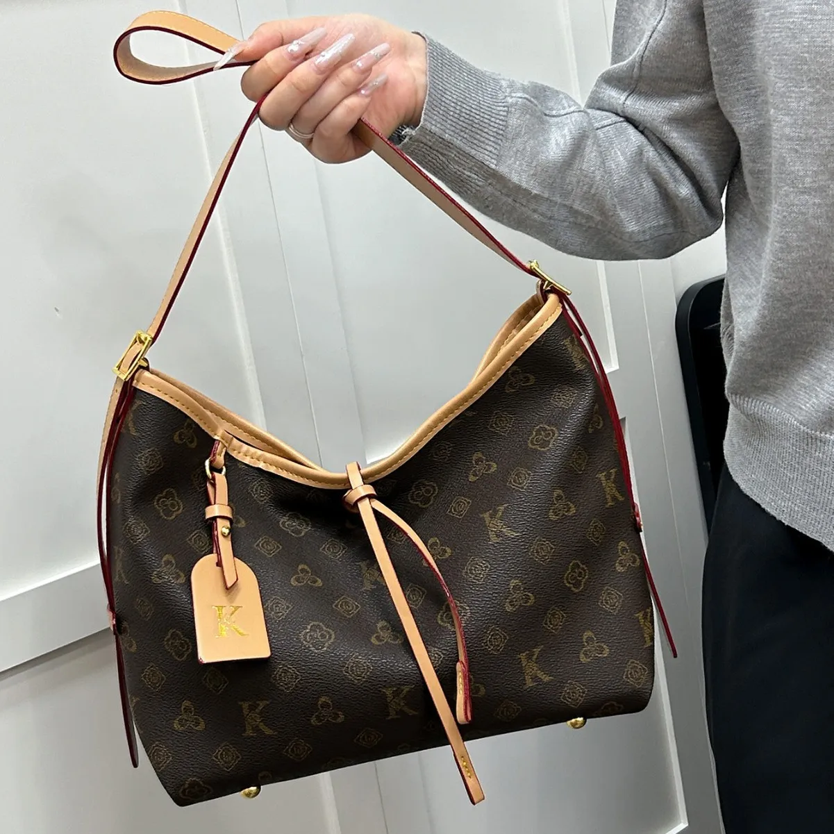 Новинка 2025, женская большая сумка с монограммой, большая вместительная сумка на плечо под мышками, легкая повседневная шикарная сумка через плечо с несколькими карманами
Новинка 2025, женская большая сумка с монограммой, большая вместительная сумка на плечо под мышками, легкая повседневная шикарная сумка через плечо с несколькими карманами 