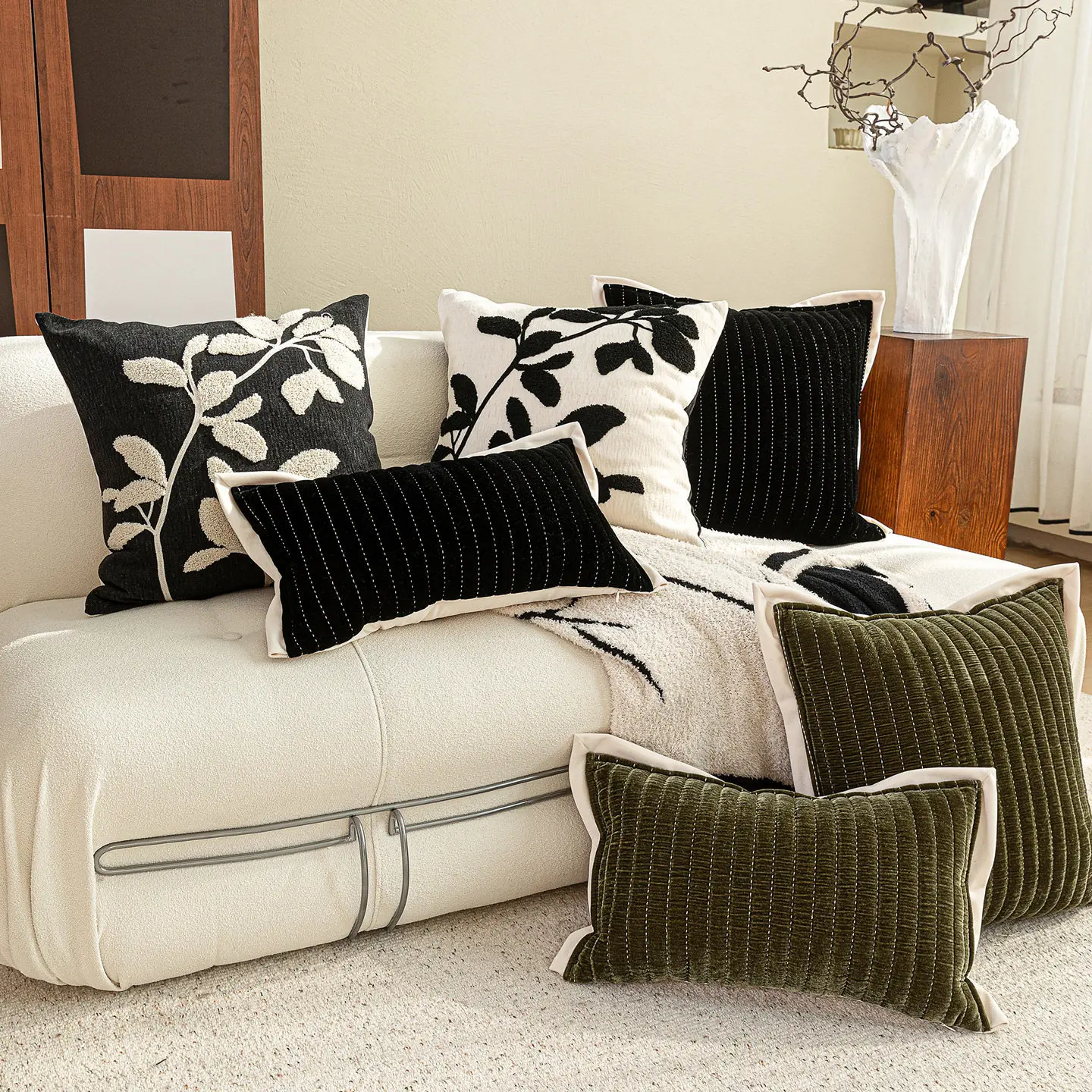 Luxury Texture Pillow Covers Premium Decor Tufted Leaf Embroidered Cushion Cases Black White Striped Quilted Soft Cushion Covers
Luxury Texture Pillow Covers Premium Decor Tufted Leaf Embroidered Cushion Cases Black White Striped Quilted Soft Cushion Covers