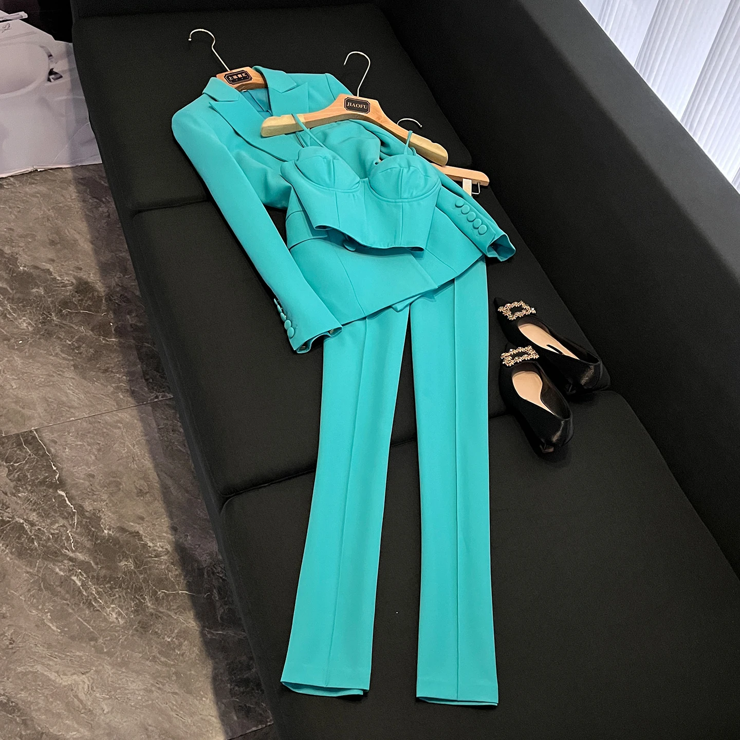 Костюм-футболка Ele с высокой талией и длинным светом с отложным воротником для поездок на работу, для ежегодных встреч, зима 2025 Faion, женский ансамбль...
Костюм-футболка Ele с высокой талией и длинным светом с отложным воротником для поездок на работу, для ежегодных встреч, зима 2025 Faion, женский ансамбль...