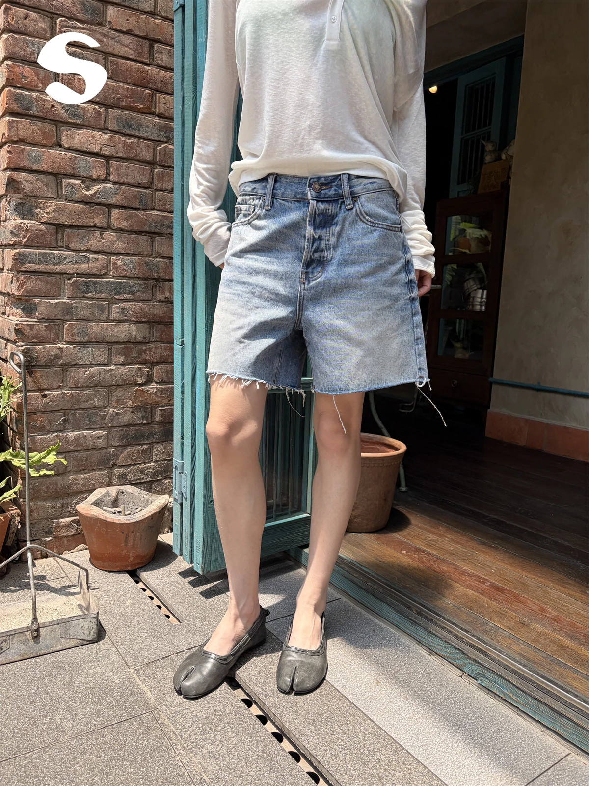 Low Waist Distressed Denim Shorts Women's Casual Straight Leg Mid-Calf Summer Shorts Breathable Soft Cotton Blue Jeans
Low Waist Distressed Denim Shorts Women's Casual Straight Leg Mid-Calf Summer Shorts Breathable Soft Cotton Blue Jeans