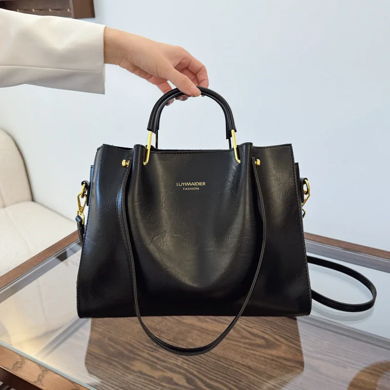Stylish Retro Crossbody Handbag Women’s Leather Tote Large Capacity Minimalist Letter Logo Party-Ready Design
Stylish Retro Crossbody Handbag Women’s Leather Tote Large Capacity Minimalist Letter Logo Party-Ready Design