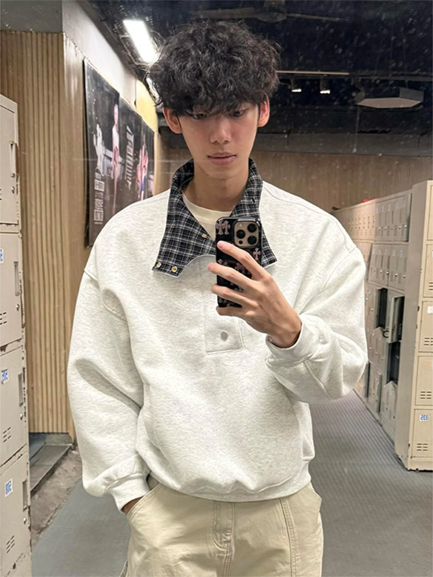 Мужская толстовка с высоким воротником, пэчворком и пуговицами, с длинными рукавами, весенняя, повседневная, теплая, удобная, свободного кроя, модная футболка
Мужская толстовка с высоким воротником, пэчворком и пуговицами, с длинными рукавами, весенняя, повседневная, теплая, удобная, свободного кроя, модная футболка