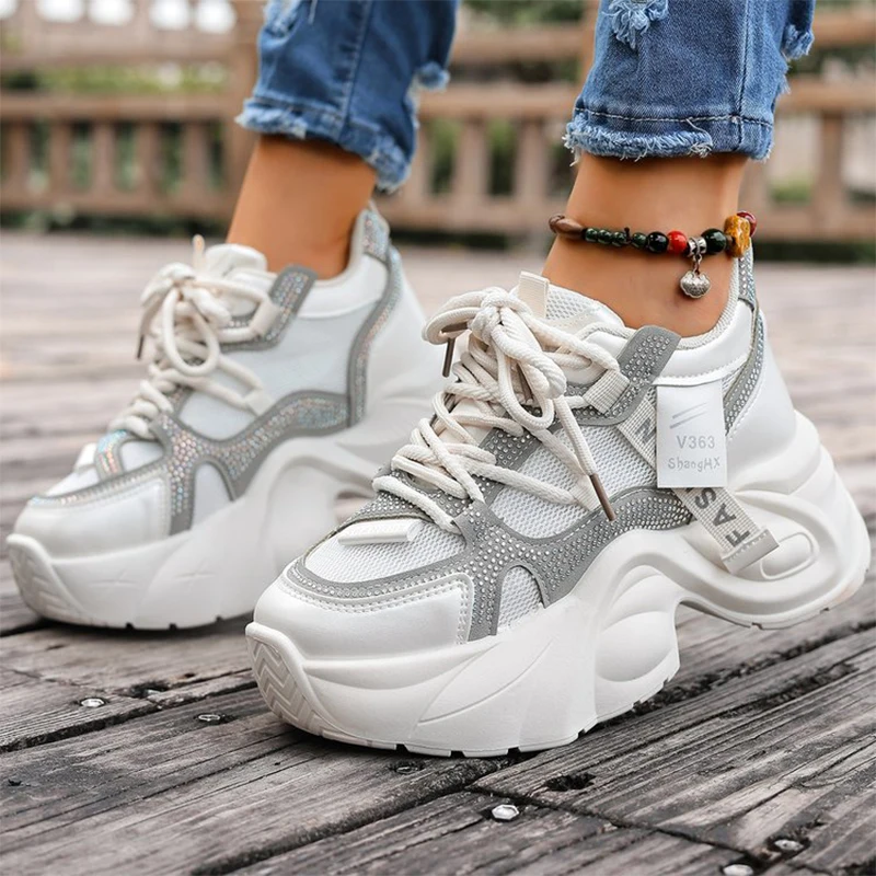 Модные женские кроссовки на массивной подошве, спортивная обувь с дышащей сеткой и кристаллами, женская вулканизированная обувь разных цветов на шнуровке, женская обувь
Модные женские кроссовки на массивной подошве, спортивная обувь с дышащей сеткой и кристаллами, женская вулканизированная обувь разных цветов на шнуровке, женская обувь