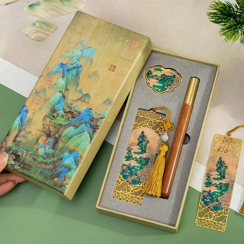 Металлические закладки в подарочной коробке, серия Qingshan Photo, 2 черные гелевые ручки, 1 подарок для учителей и старших.
Металлические закладки в подарочной коробке, серия Qingshan Photo, 2 черные гелевые ручки, 1 подарок для учителей и старших.