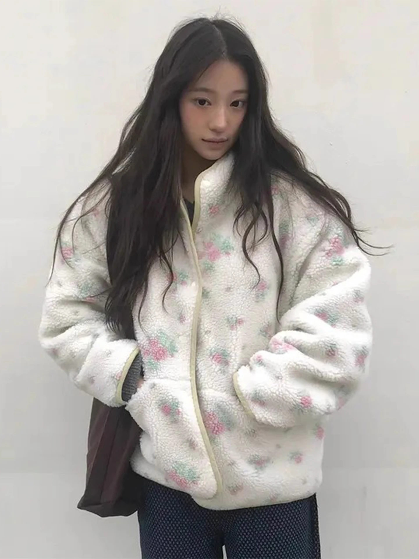 Двусторонняя одежда с цветочным принтом Thiened Warm Cotton Jaet Женская зимняя новинка Sle Lazy Eepskin Or Coat Sweet Sle Polyeste...
Двусторонняя одежда с цветочным принтом Thiened Warm Cotton Jaet Женская зимняя новинка Sle Lazy Eepskin Or Coat Sweet Sle Polyeste...