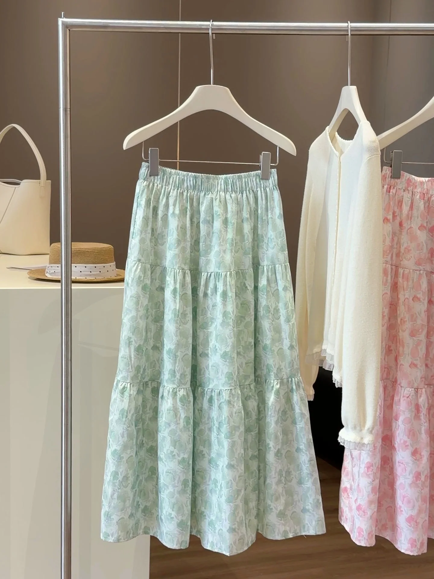 Vintage French Green Floral Print Tiered Maxi Skirt Elastic Waist Ruffled Flowy A-line Skirt Casual Daily Summer Beach Vacation
Vintage French Green Floral Print Tiered Maxi Skirt Elastic Waist Ruffled Flowy A-line Skirt Casual Daily Summer Beach Vacation