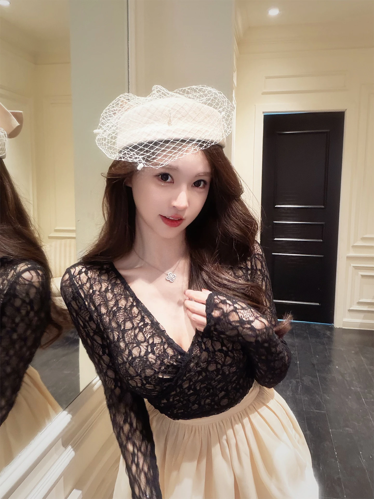 Модный женский топ с глубоким V-образным вырезом и кружевом, облегающий, универсальный, осенний, 2025
Модный женский топ с глубоким V-образным вырезом и кружевом, облегающий, универсальный, осенний, 2025