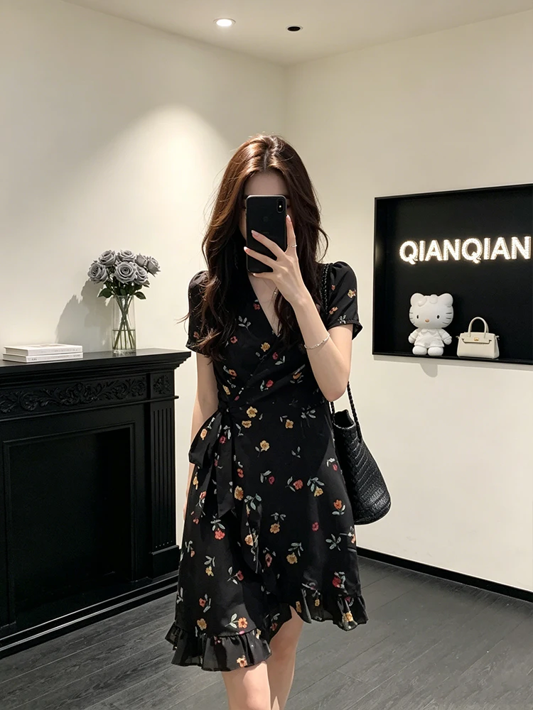 Summer Unique Beautiful Black Floral Print Dress Women's 2026 New Style Belted Waist Slimming Short Skirt V-neck Cleanfit
Summer Unique Beautiful Black Floral Print Dress Women's 2026 New Style Belted Waist Slimming Short Skirt V-neck Cleanfit
