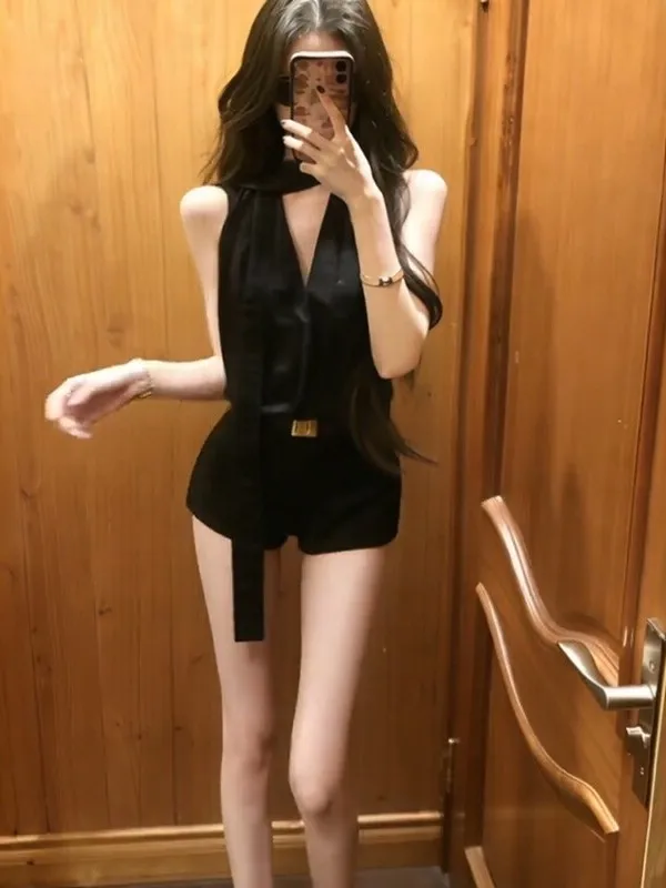 Slimming V-Neck Sleeveless Vest And Shorts Set Women's Fashion Summer New Style High-End Feelings Drifting Belt Two-Piece Set
Slimming V-Neck Sleeveless Vest And Shorts Set Women's Fashion Summer New Style High-End Feelings Drifting Belt Two-Piece Set