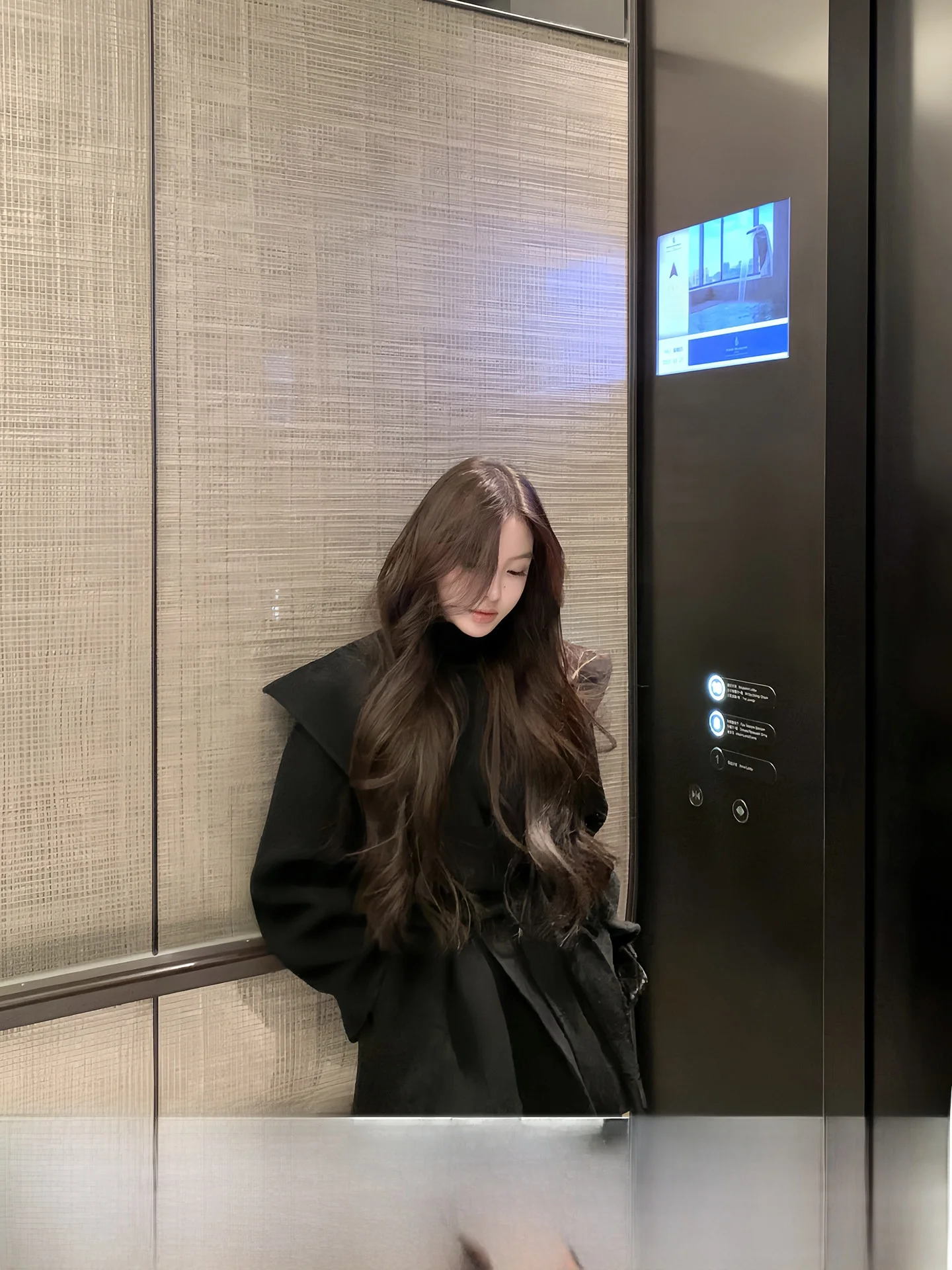 OYFF Studio Korean Sle Woolen Coat for Women Bla Double-Sided Hat ortened Winter Coat oulder-Length Sve Flip Collar
OYFF Studio Korean Sle Woolen Coat for Women Bla Double-Sided Hat ortened Winter Coat oulder-Length Sve Flip Collar