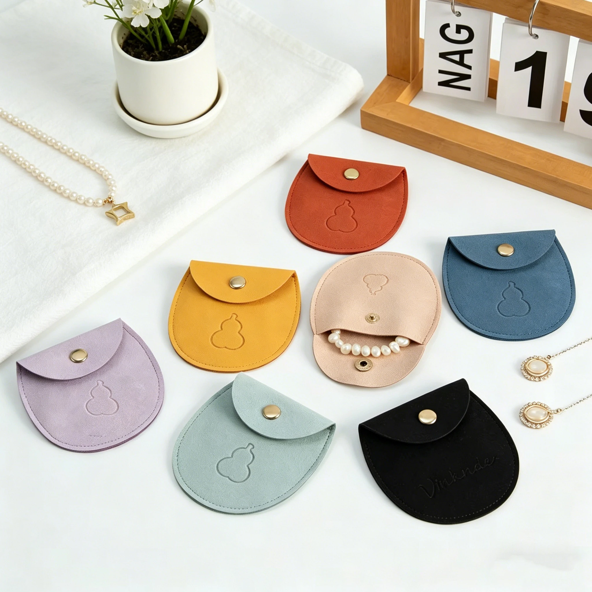 50/100pack Custom Logo 7.8x8.5cm Jewelry Microfiber Button Bag With Gold Button Rings Earrings Packaging Organizer Candy Pouches
50/100pack Custom Logo 7.8x8.5cm Jewelry Microfiber Button Bag With Gold Button Rings Earrings Packaging Organizer Candy Pouches
