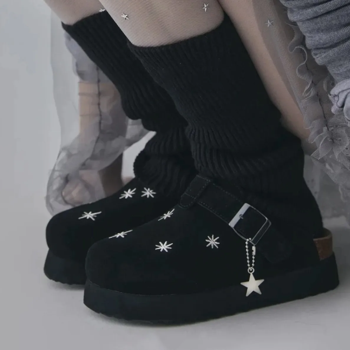 White Star Embroidered Black Leather Round Toe Shoes For Women Men 2026 New Vintage Outerwear Thick Soled Slippers Unisex Casual
White Star Embroidered Black Leather Round Toe Shoes For Women Men 2026 New Vintage Outerwear Thick Soled Slippers Unisex Casual