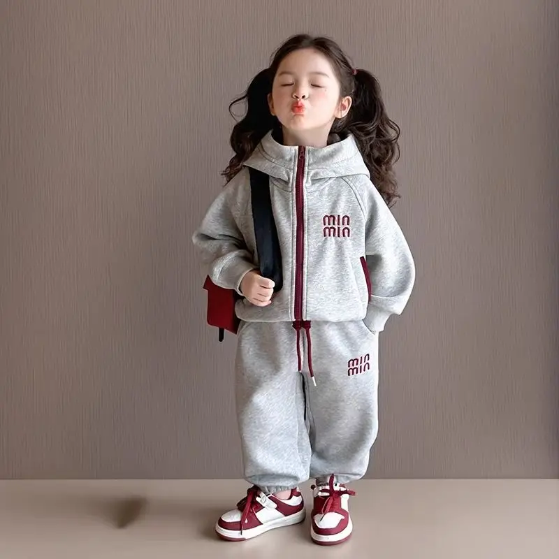 Girls' suit spring and autumn 2025 new children's hooded sports sweater fashionable two-piece set
Girls' suit spring and autumn 2025 new children's hooded sports sweater fashionable two-piece set