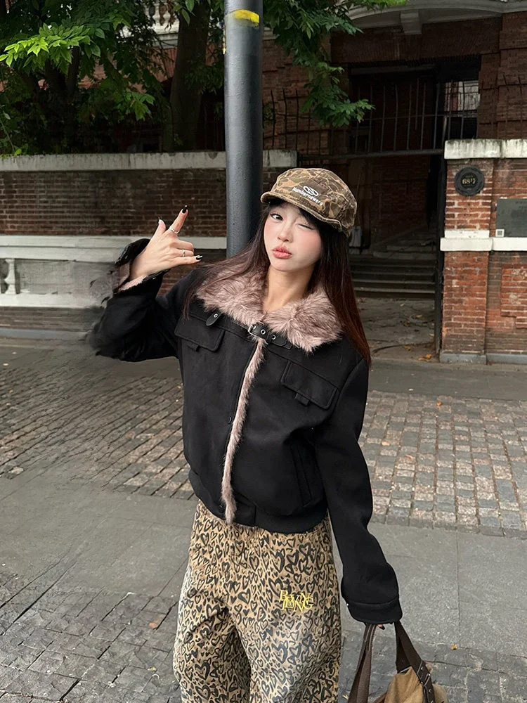Klinfei American Retro Thiened Faux Fur Collar Jaet Women's Winter Warm Cotton Coat with Fce Mountain Eagle Design
Klinfei American Retro Thiened Faux Fur Collar Jaet Women's Winter Warm Cotton Coat with Fce Mountain Eagle Design