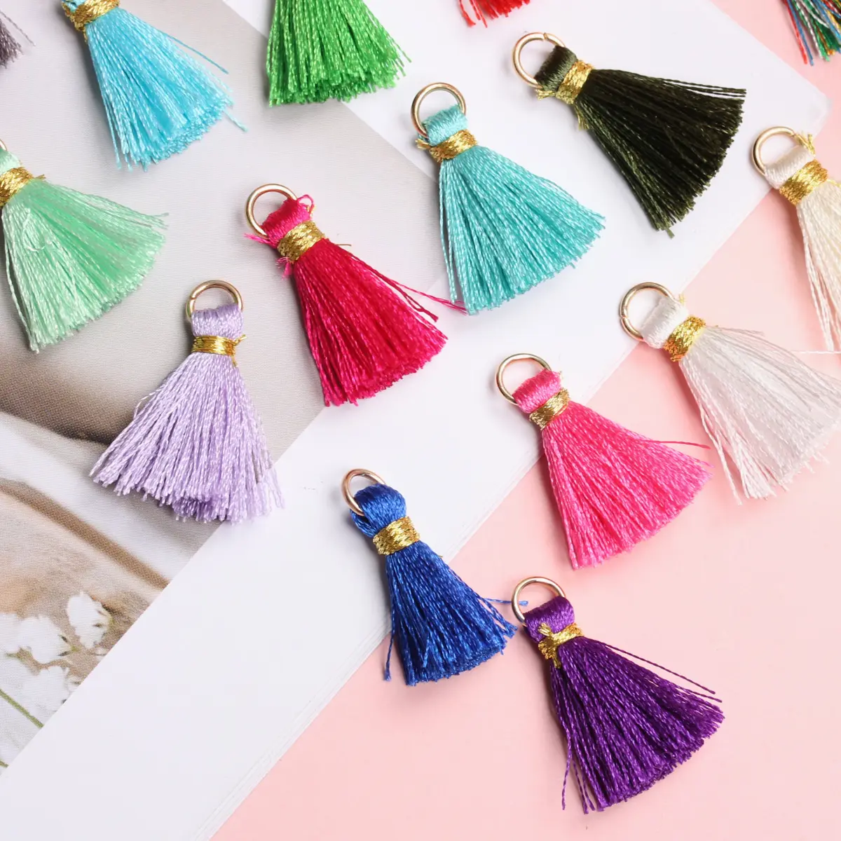 20pcs/bag 26mm Small Tassel with Gold Thread DIY Hair Jewelry Accessories Earrings Fringes Handmade Materials
20pcs/bag 26mm Small Tassel with Gold Thread DIY Hair Jewelry Accessories Earrings Fringes Handmade Materials