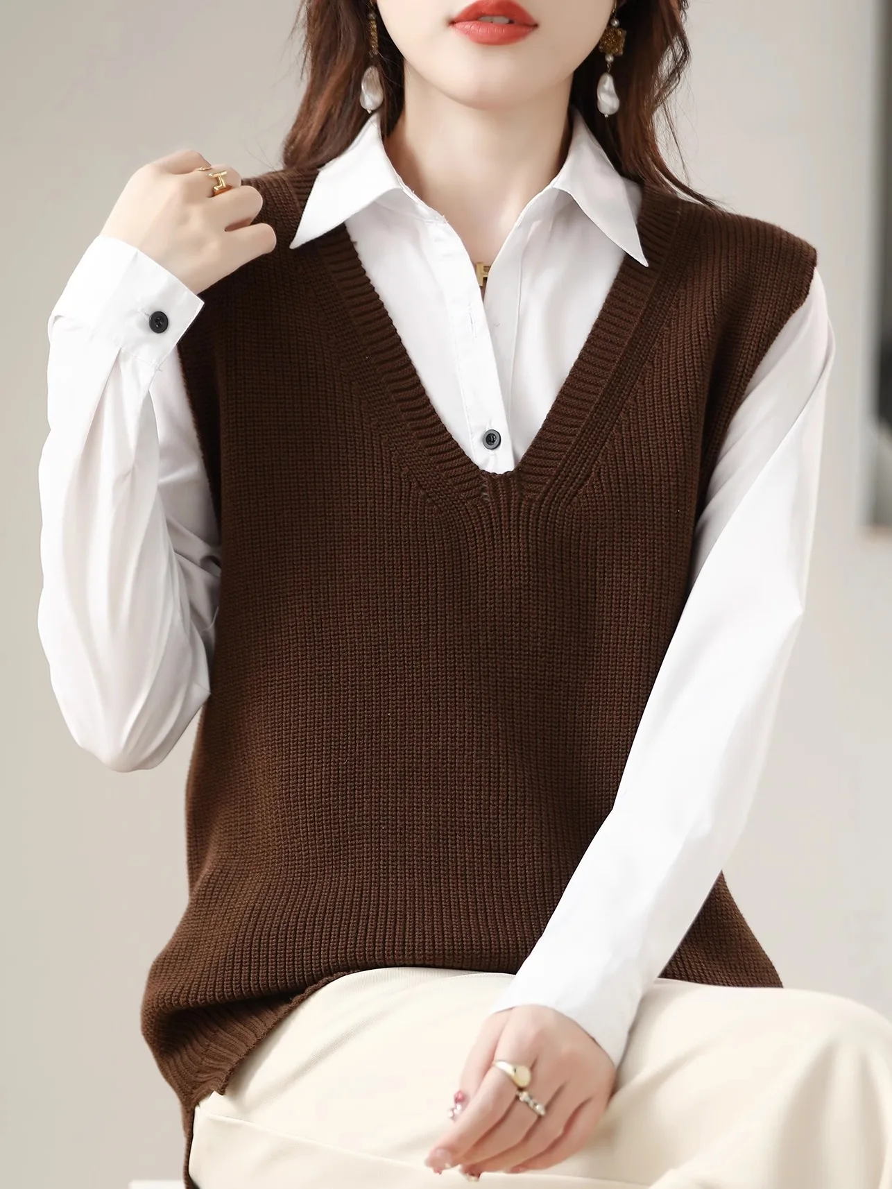 V-Neck Sleeveless Pure Cotton Knitted Vest Women's Loose Slimming Versatile Open-Front Tank Top Warm Fleeing Knittedwear
V-Neck Sleeveless Pure Cotton Knitted Vest Women's Loose Slimming Versatile Open-Front Tank Top Warm Fleeing Knittedwear