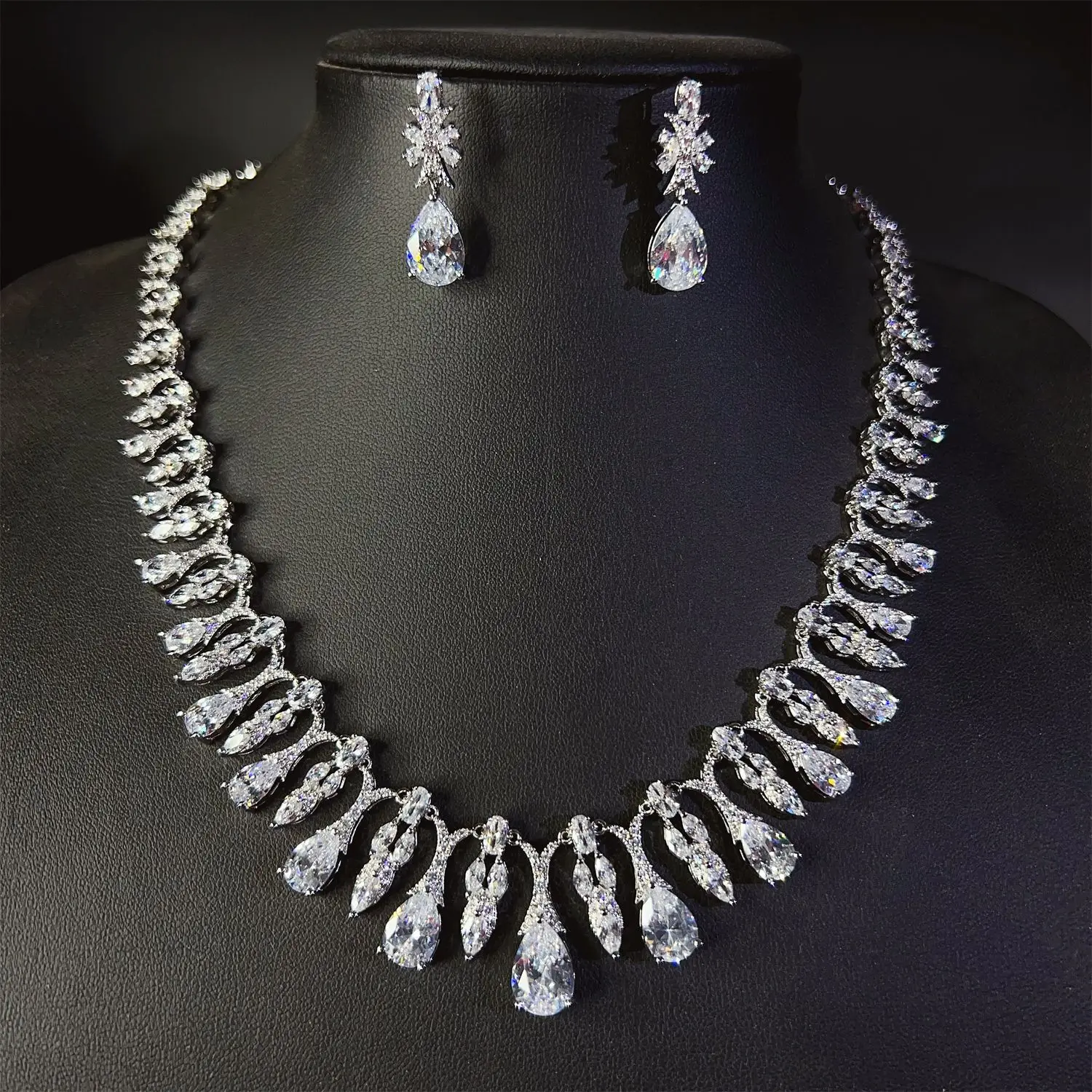 Fashion Simple Water Droplet Zircon Necklace Earring Two-Piece Set Bridal Wedding Accessories Woman Jewelry Sets High-Quality
Fashion Simple Water Droplet Zircon Necklace Earring Two-Piece Set Bridal Wedding Accessories Woman Jewelry Sets High-Quality