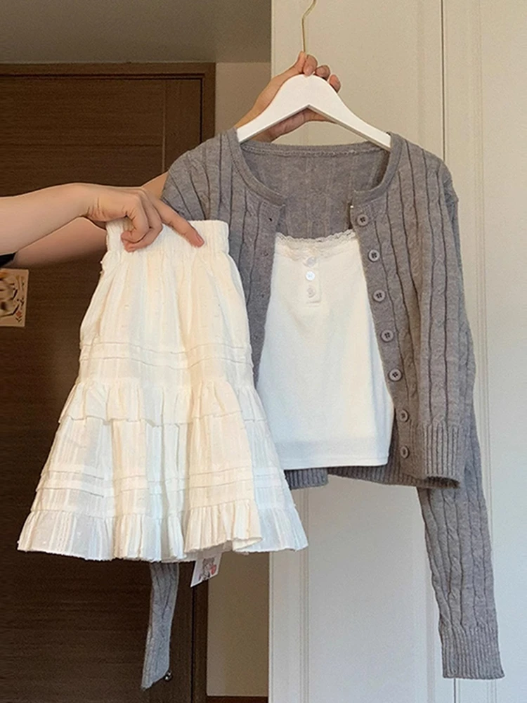 Ballet-style white skirt for women, summer 2025 new style, spring and autumn, cake puff skirt, lotus leaf hem short skirt
Ballet-style white skirt for women, summer 2025 new style, spring and autumn, cake puff skirt, lotus leaf hem short skirt