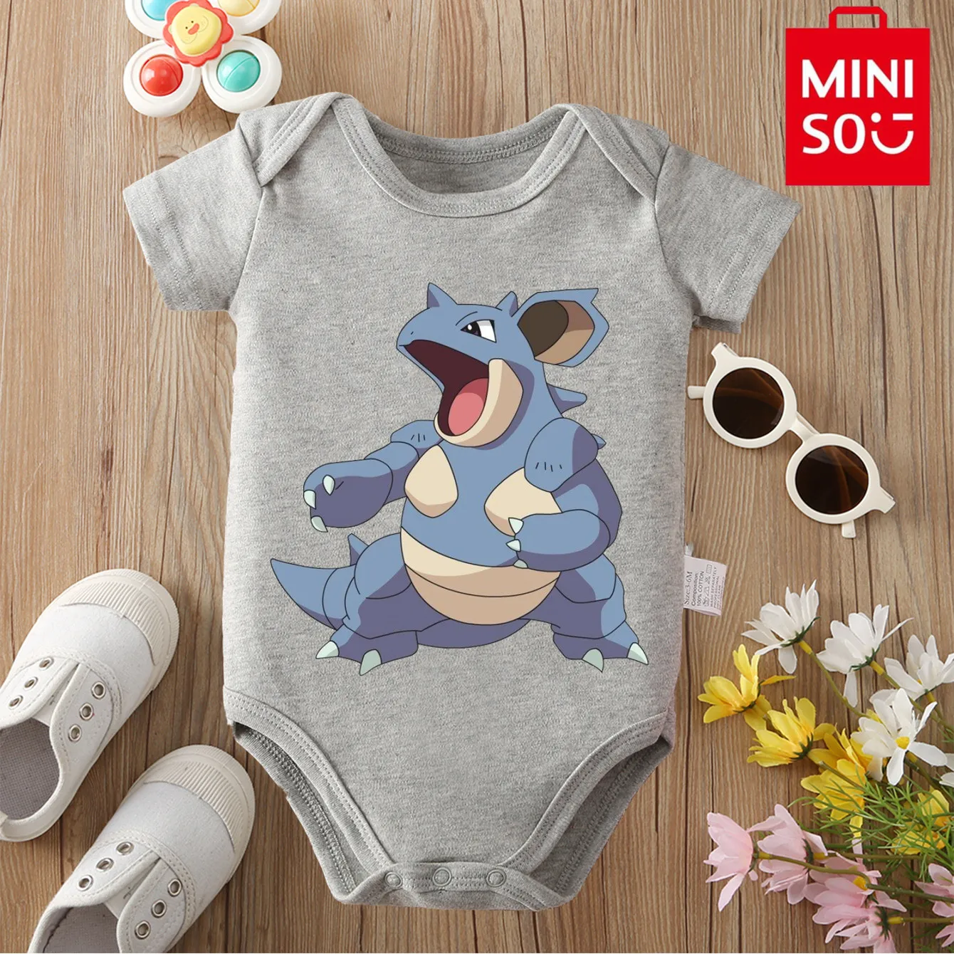 MINISO чистый хлопок Кетчум Пикачу с милым принтом, удобные тканевые боди для малышей, комбинезон-комбинезон для новорожденных от 0 до 12 месяцев
MINISO чистый хлопок Кетчум Пикачу с милым принтом, удобные тканевые боди для малышей, комбинезон-комбинезон для новорожденных от 0 до 12 месяцев