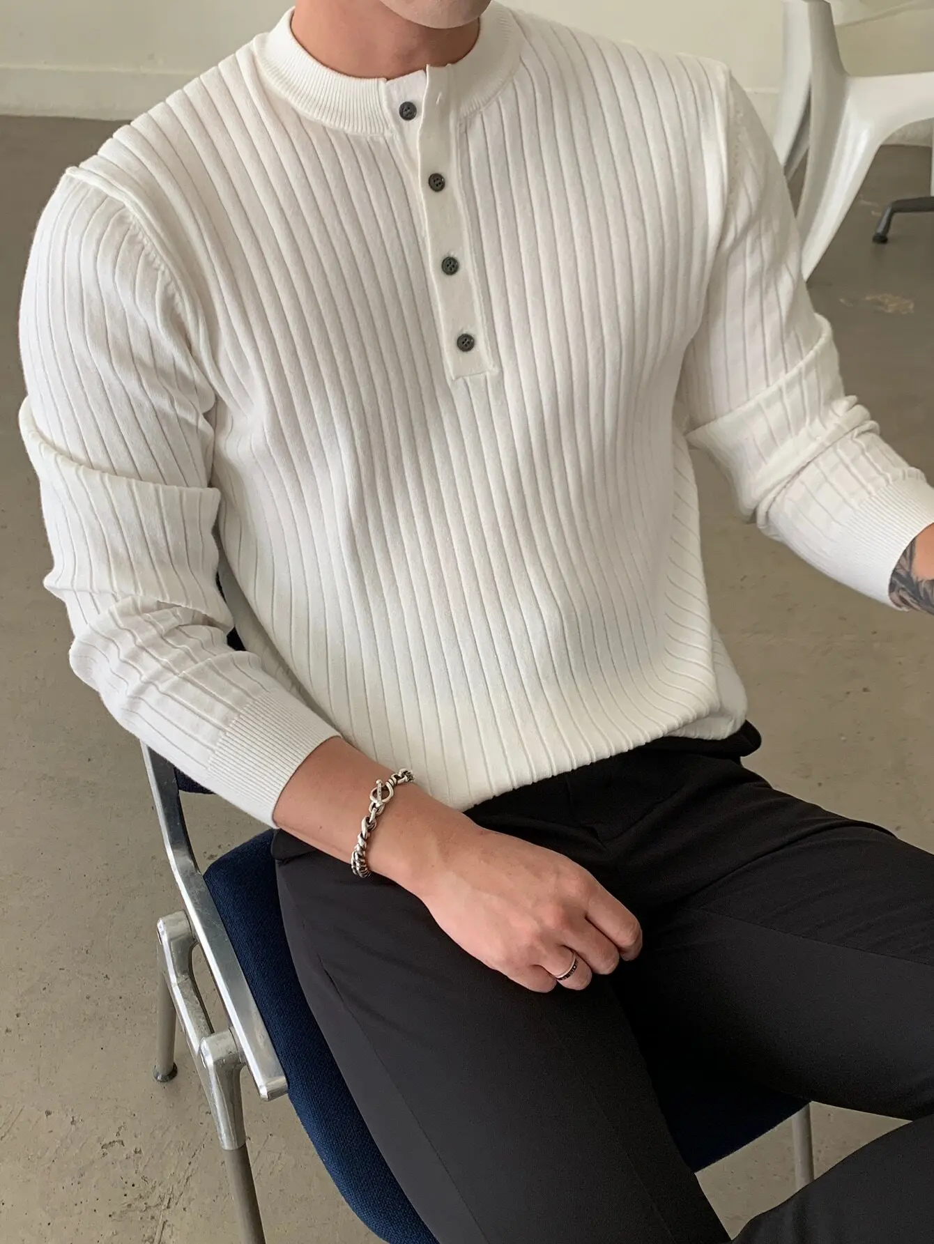Men's Off-White Ribbed Knit Half-Button Sweater for Fall Casual Wear
Men's Off-White Ribbed Knit Half-Button Sweater for Fall Casual Wear