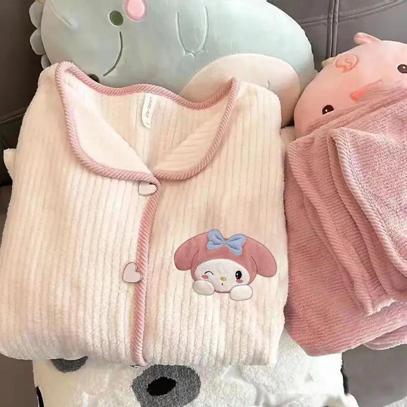Милый уютный пижамный комплект Sanrio My Melody для девочек: теплый фланелевый кардиган и мягкие простые брюки с длинными рукавами для дома
Милый уютный пижамный комплект Sanrio My Melody для девочек: теплый фланелевый кардиган и мягкие простые брюки с длинными рукавами для дома