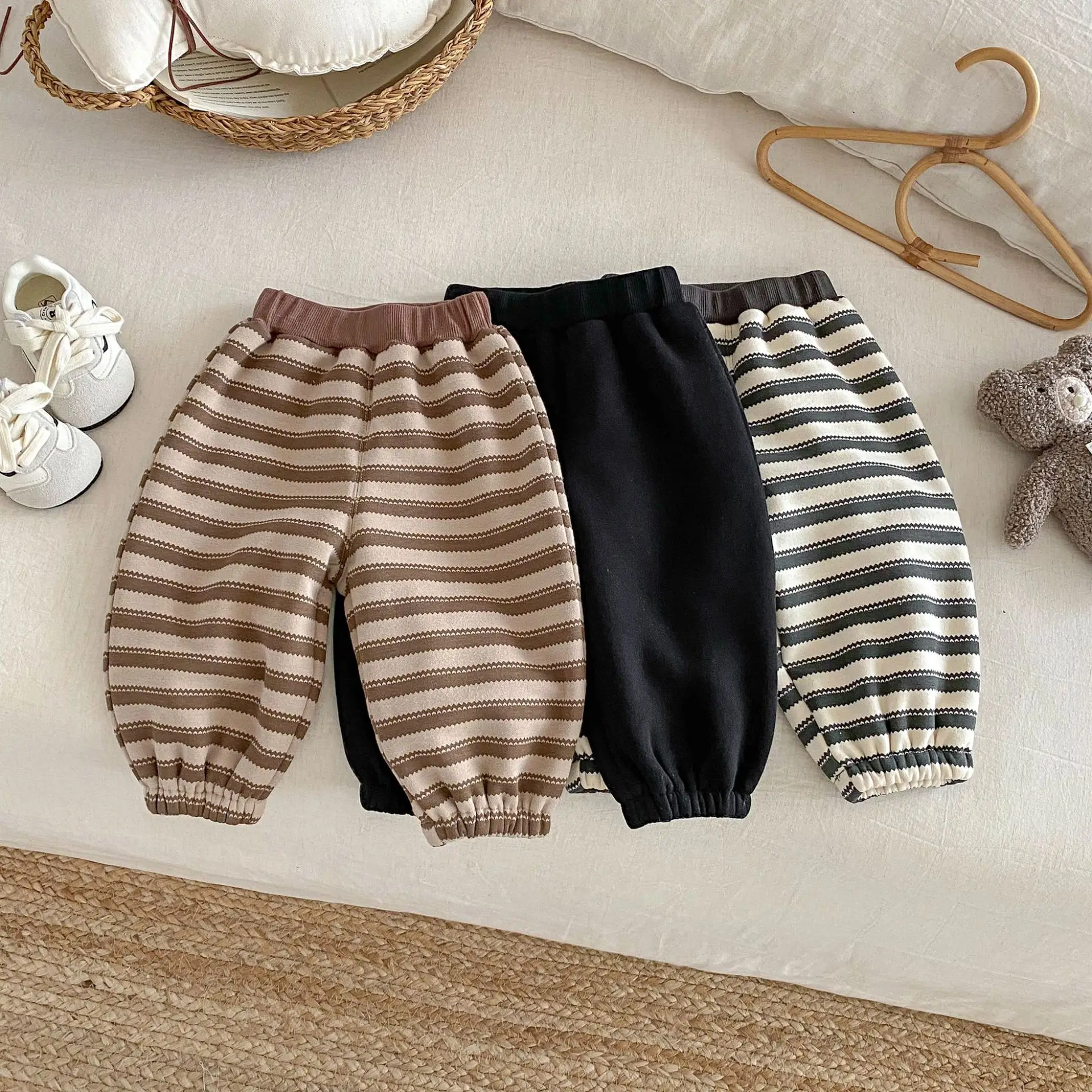 2025 Baby Boys Color Block Striped Fleece Lined Sweatpants 0-5Y Kids Warm Cuffed Harem Pants Autumn Winter Thickened Trousers 
2025 Baby Boys Color Block Striped Fleece Lined Sweatpants 0-5Y Kids Warm Cuffed Harem Pants Autumn Winter Thickened Trousers