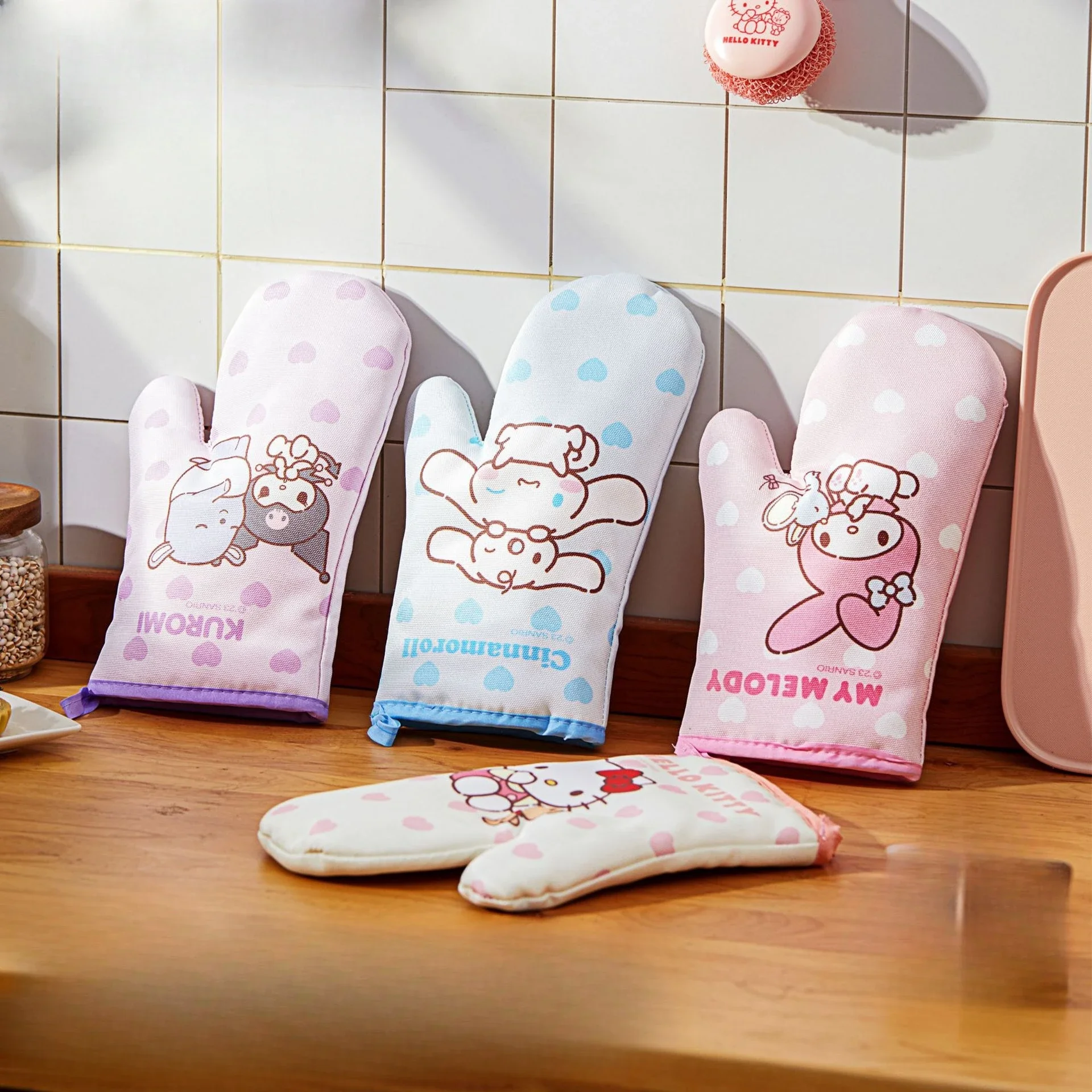 Рукавицы для духовки Sanrio, изолированные перчатки с милыми героями мультфильмов для приготовления пищи, барбекю, выпечки, гриля, набор из 2 предметов)
Рукавицы для духовки Sanrio, изолированные перчатки с милыми героями мультфильмов для приготовления пищи, барбекю, выпечки, гриля, набор из 2 предметов)