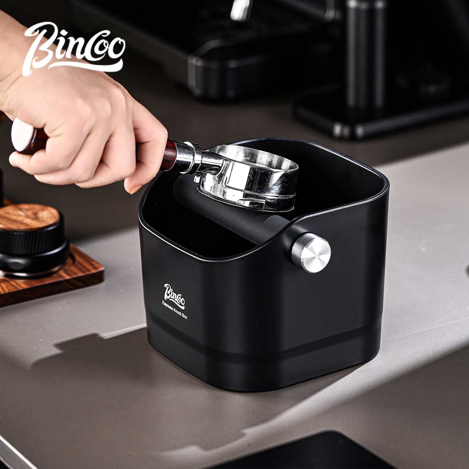 Bincoo 0.8L Coffee Knock Box Espresso Grounds Container Anti Slip Espresso Dump Bin Grind Beveled Barista Goods Cafe Accessories
Bincoo 0.8L Coffee Knock Box Espresso Grounds Container Anti Slip Espresso Dump Bin Grind Beveled Barista Goods Cafe Accessories