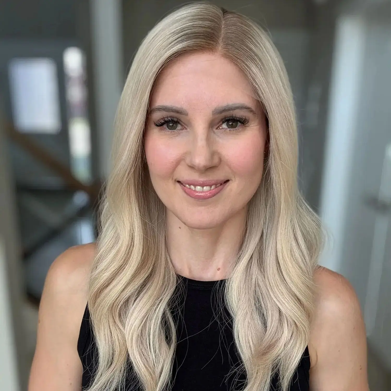 Свободная волна, новый стиль, Ombre, пепельный платиновый блондин, синтетические кружевные верхние парики, теневые корни, термостойкое волокно, оригинальные заводские парики
Свободная волна, новый стиль, Ombre, пепельный платиновый блондин, синтетические кружевные верхние парики, теневые корни, термостойкое волокно, оригинальные заводские парики