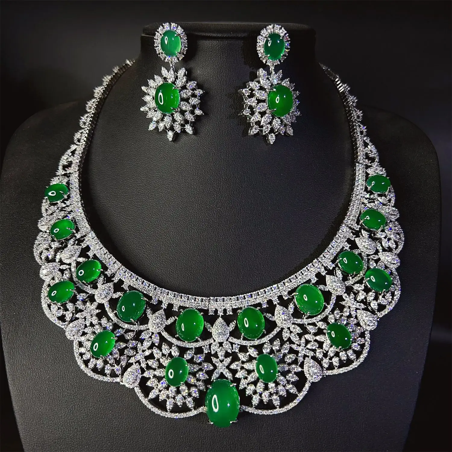 Wealth Wind Gala Focus Green Onyx Bright Jewelry Set Necklace Earrings For Women Party Holiday Wedding Travel Gift M-762
Wealth Wind Gala Focus Green Onyx Bright Jewelry Set Necklace Earrings For Women Party Holiday Wedding Travel Gift M-762