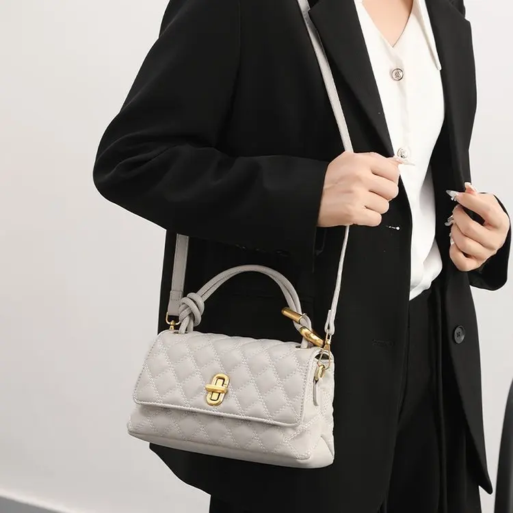 Elegant Vintage Ladies Hand Bag High-end Luxury Leather Popular Classic Casual Simple Trendy Design Commuter Shoulder Tote Bag
Elegant Vintage Ladies Hand Bag High-end Luxury Leather Popular Classic Casual Simple Trendy Design Commuter Shoulder Tote Bag