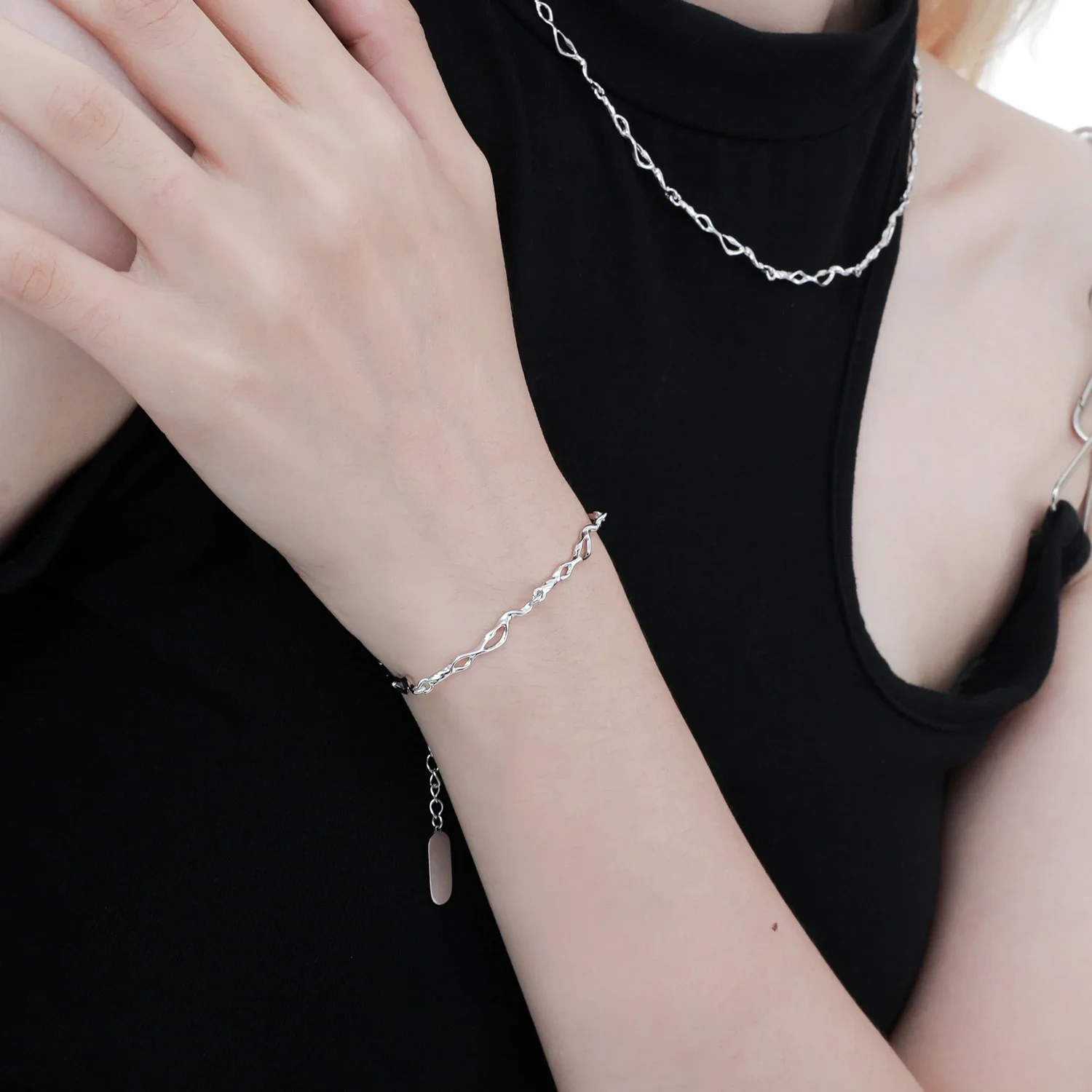 Sterling silver bracelet plain chain niche design cold wind high sense versatile bracelet
Sterling silver bracelet plain chain niche design cold wind high sense versatile bracelet