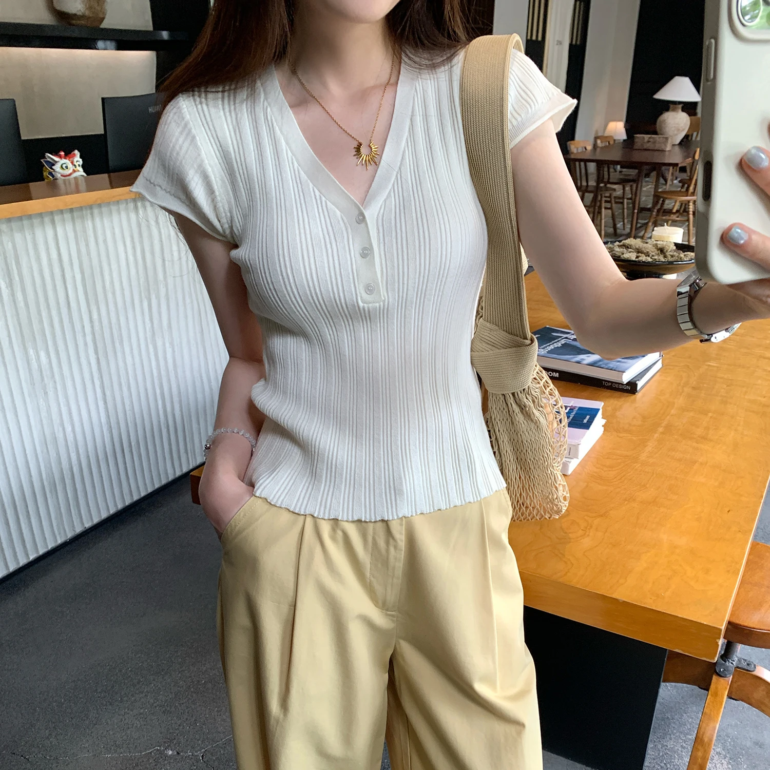 Women's Summer V Neck Short Sleeve Slim Knitted T Shirt Lady Solid Color Pullover Elegant Basic T-shirt Top
Women's Summer V Neck Short Sleeve Slim Knitted T Shirt Lady Solid Color Pullover Elegant Basic T-shirt Top