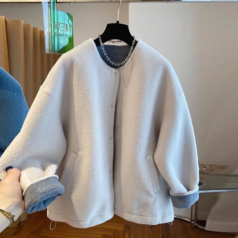 Куртка из овечьей шерсти для женщин, длинная бейсбольная парусиновая куртка в стиле спортивного колледжа, необычные пуговицы с деталями на подкладке шерпа для бойфренда
Куртка из овечьей шерсти для женщин, длинная бейсбольная парусиновая куртка в стиле спортивного колледжа, необычные пуговицы с деталями на подкладке шерпа для бойфренда