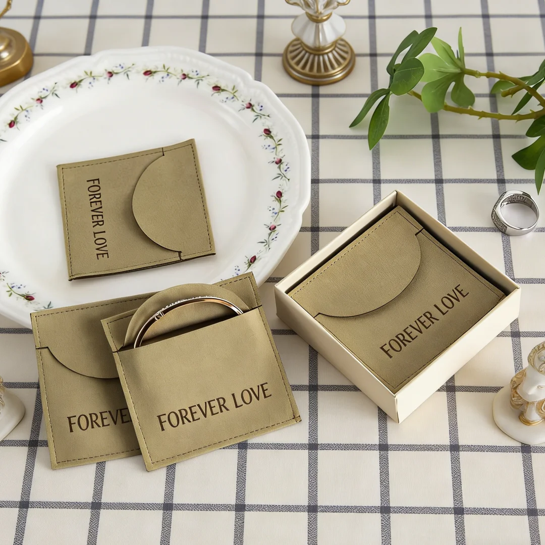 100pcs Microfiber Jewelry Pouch Custom Logo Velvet Small Envelope Bag Earrings Rings Dust Packaging Sack Wedding Favors Gift Box
100pcs Microfiber Jewelry Pouch Custom Logo Velvet Small Envelope Bag Earrings Rings Dust Packaging Sack Wedding Favors Gift Box