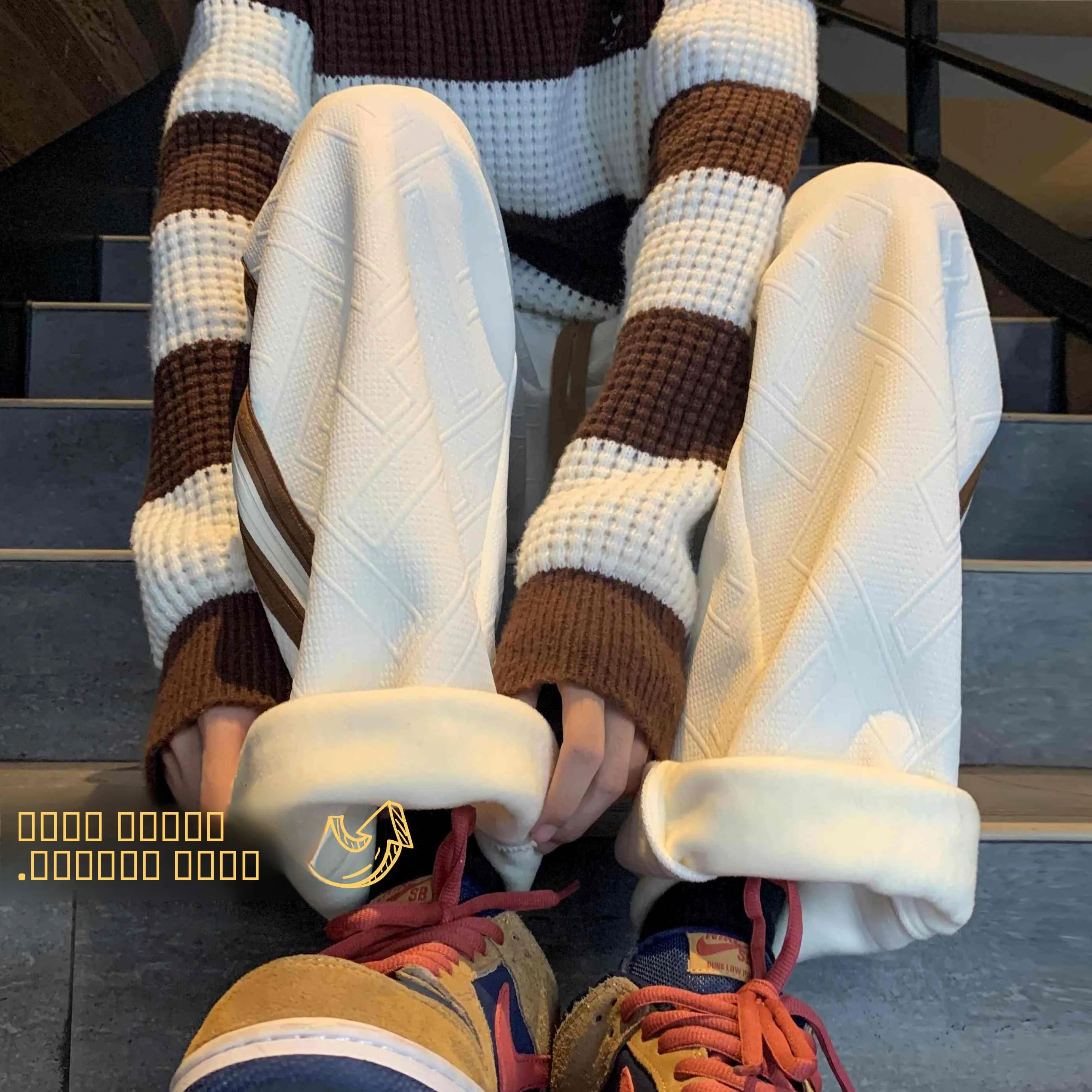 Мужские свободные широкие брюки American Style из утолщенного флиса, зимние повседневные брюки с полосатым поясом, спортивные штаны
Мужские свободные широкие брюки American Style из утолщенного флиса, зимние повседневные брюки с полосатым поясом, спортивные штаны