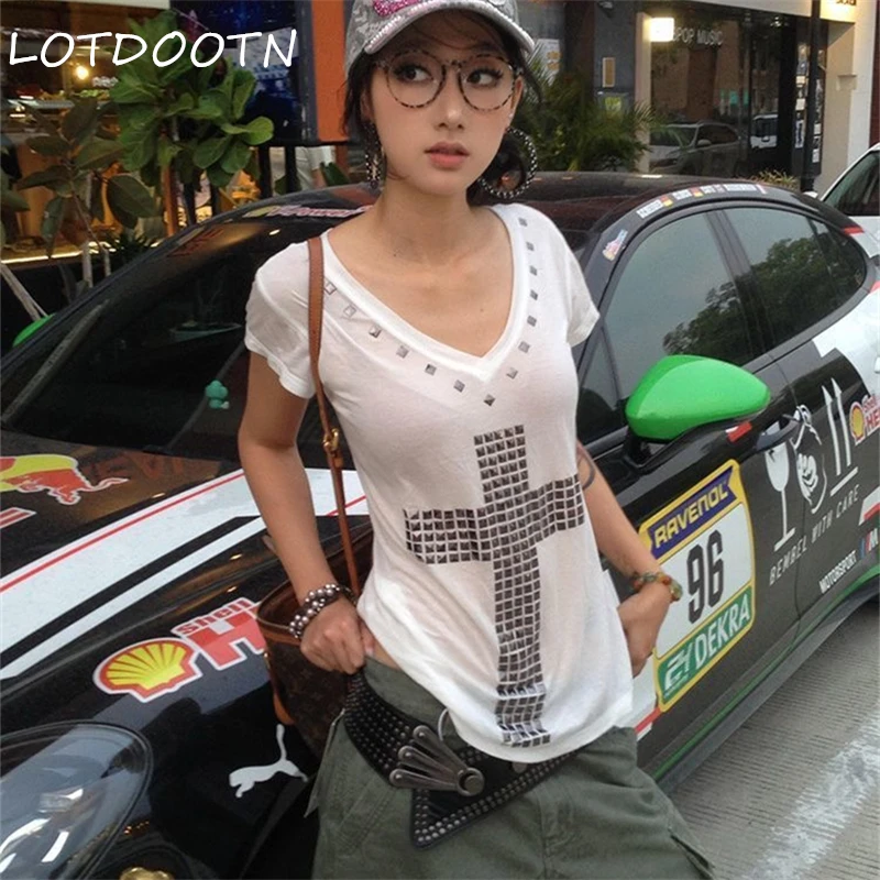 LOTDOOTN Gothic Cross Graphic T Shirts V Neck 2000s Clothes Y2k Summer Tops Tees Female Goth Short Sleeve Women's T-shirts Chic
LOTDOOTN Gothic Cross Graphic T Shirts V Neck 2000s Clothes Y2k Summer Tops Tees Female Goth Short Sleeve Women's T-shirts Chic
