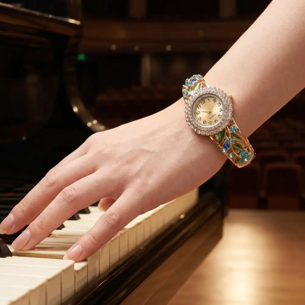 Rich In Flowers Vintage Watch Rhinestone Bracelet Round Dial Quartz Watch Crystal Jewelry Versatile Design Ladies Wristwatch
Rich In Flowers Vintage Watch Rhinestone Bracelet Round Dial Quartz Watch Crystal Jewelry Versatile Design Ladies Wristwatch