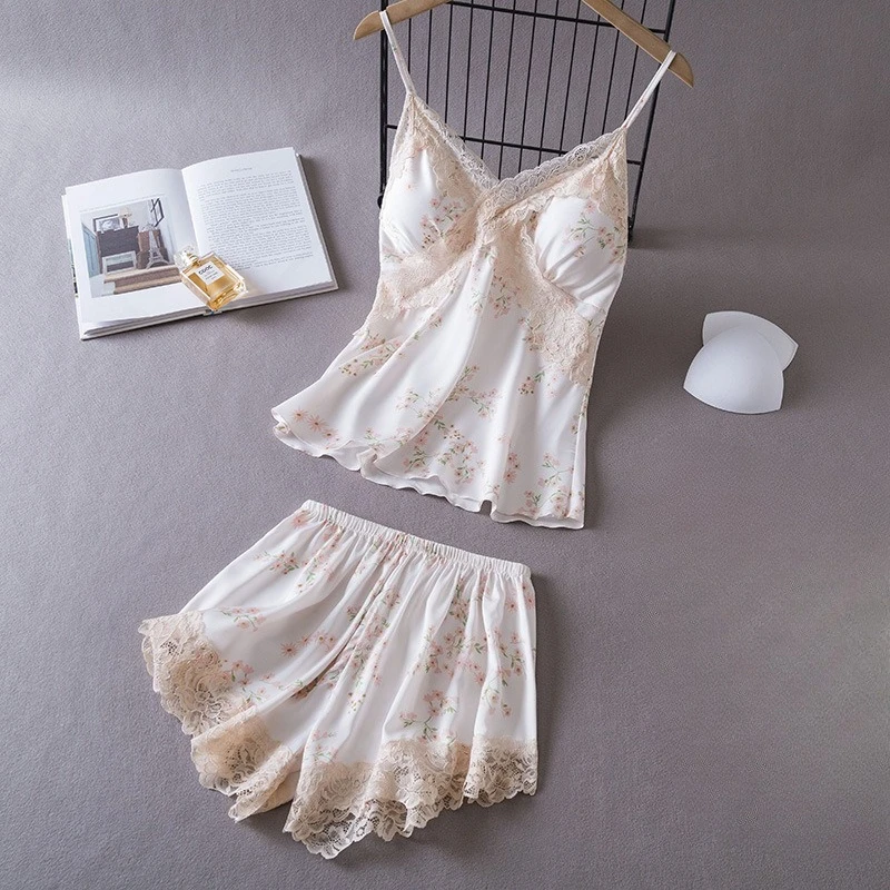 Летний женский комплект пижамы на бретельках с принтом и кружевом, сексуальное белье, топ на бретельках и шорты, атласный пижамный комплект, домашняя одежда
Летний женский комплект пижамы на бретельках с принтом и кружевом, сексуальное белье, топ на бретельках и шорты, атласный пижамный комплект, домашняя одежда