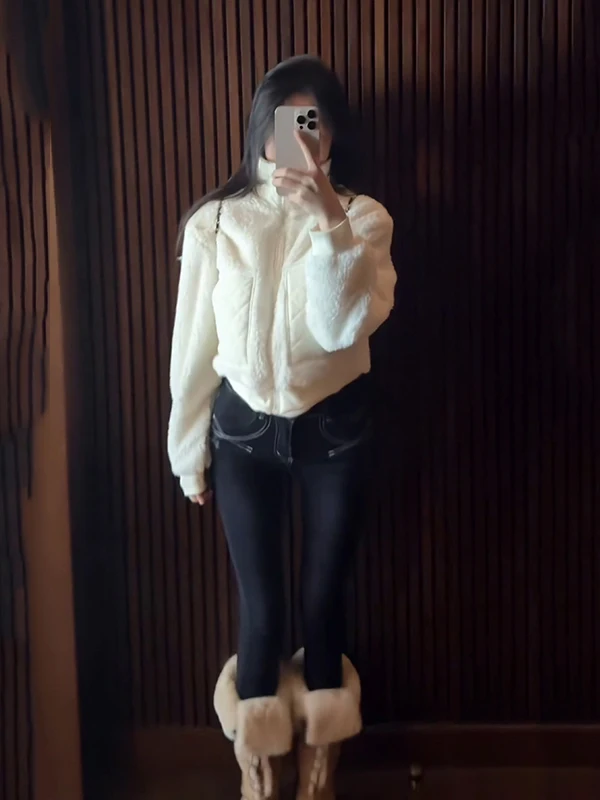 Зимняя короткая куртка из овечьей шерсти, приталенного кроя, с большими карманами, теплая и уютная верхняя одежда для женщин и девушек, на молнии, для повседневной носки
Зимняя короткая куртка из овечьей шерсти, приталенного кроя, с большими карманами, теплая и уютная верхняя одежда для женщин и девушек, на молнии, для повседневной носки